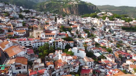 taxco es una ciudad en el estado de guerrero, famosa por la arquitectura colonial española