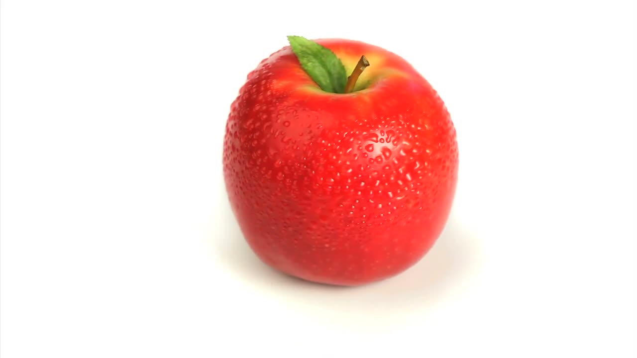 Vådt rødt æble roterer