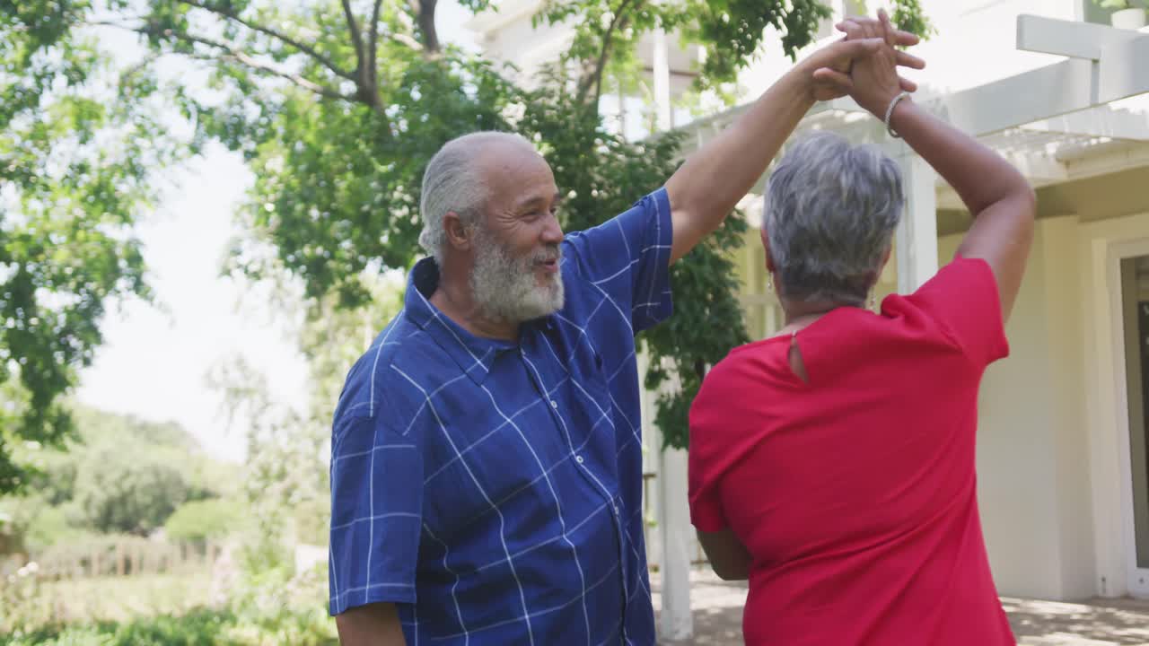 pareja de ancianos afroamericanos que pasan tiempo juntos en casa