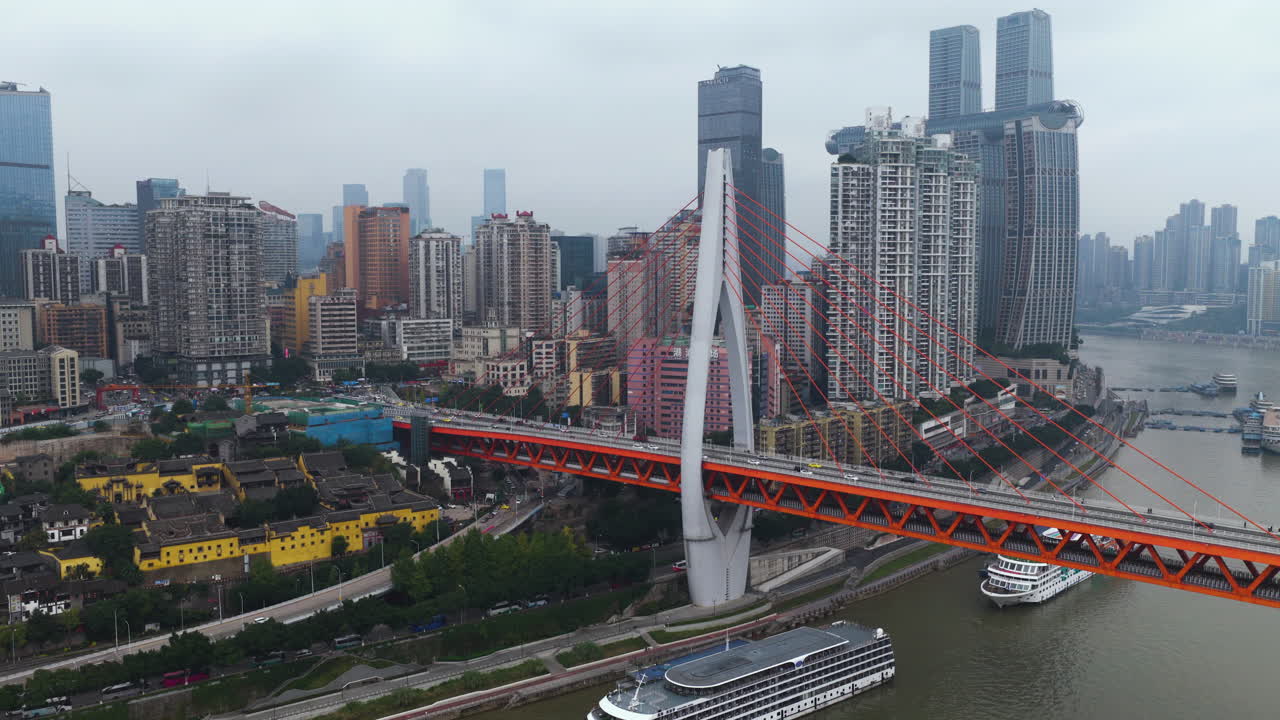 Ponte di Dongshuimen sul fiume Yangtze con nave da crociera nel centro di Chongqing, Cina - ripresa aerea