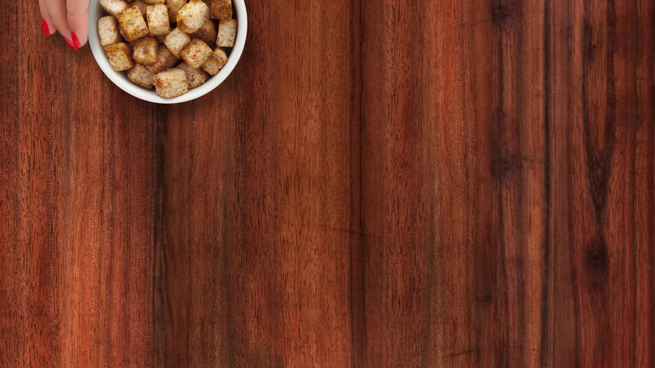 ofreciendo croutones