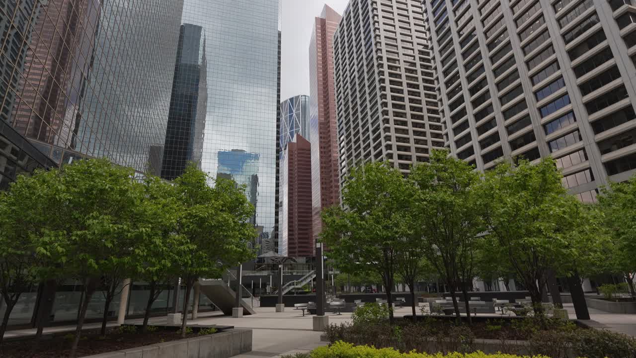 Grattacieli del centro di Calgary con facciate in vetro e cemento che svettano verso un cielo nuvoloso