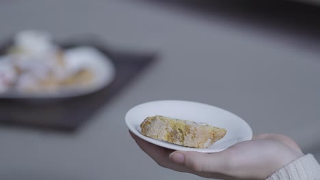 desayuno italiano tradicional con una taza de café espresso y pasteles sabrosos de cerca