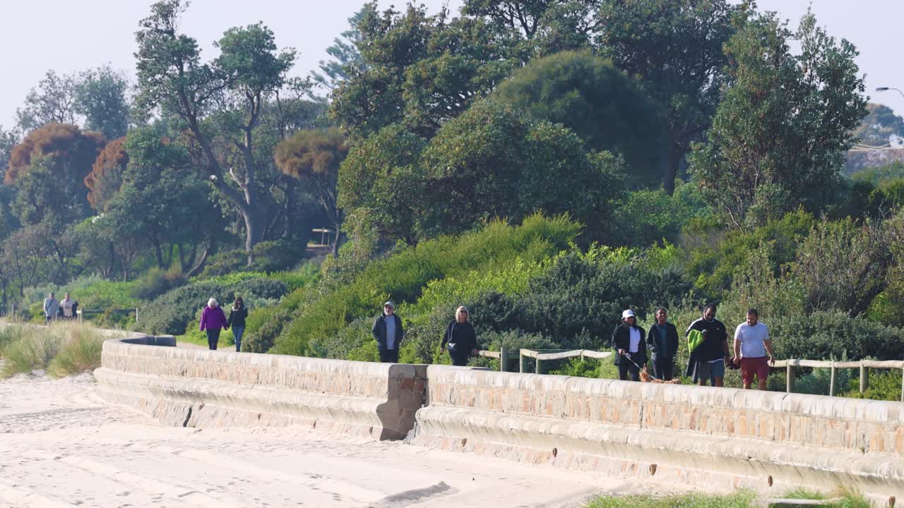 경치 좋은 해안 산책로 를 따라 고 있는 사람 들