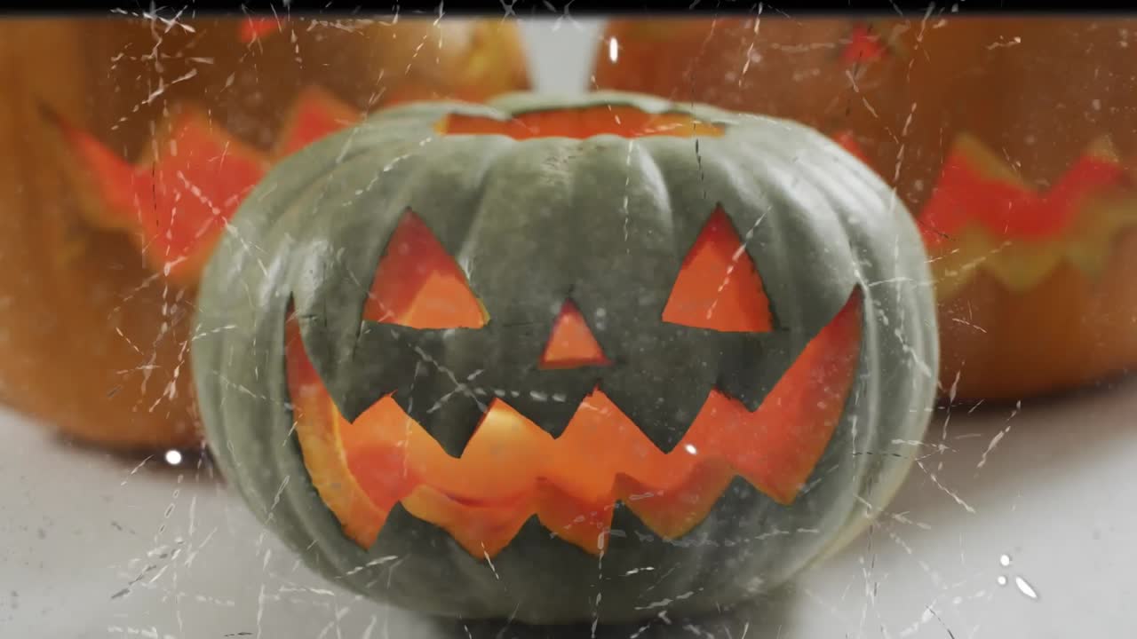 animación de calabazas talladas de halloween en un fondo gris.