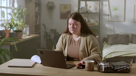 Mujer-Trabajando-Con-Computadora-Portátil-En-Casa