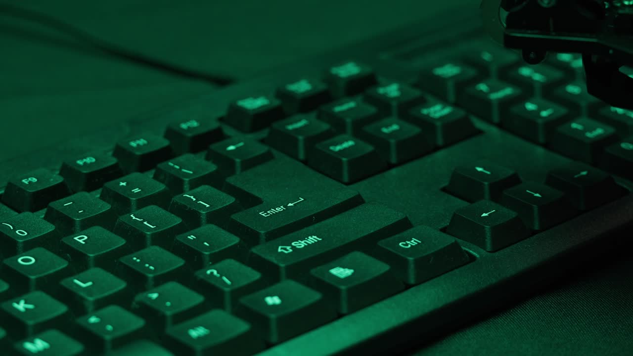 el brazo del robot presionando la tecla de entrada