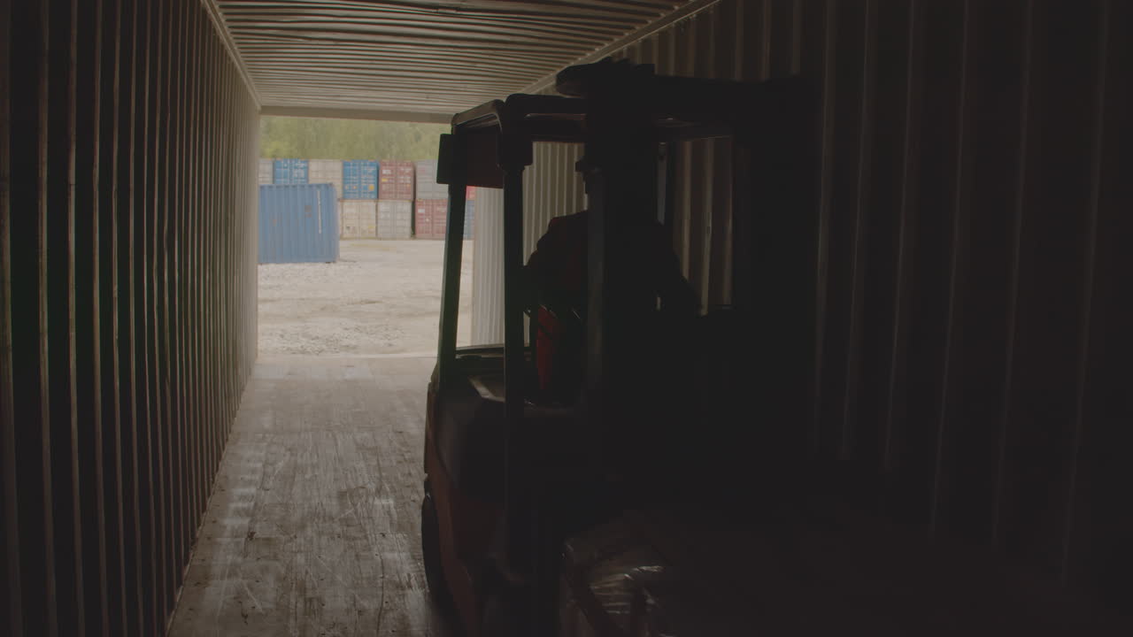 elevador de horquilla dentro de un contenedor de transporte