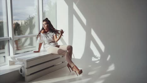 mujer con traje elegante junto a la ventana