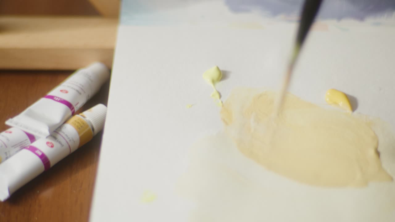 el artista mezcla colores en la paleta de pinturas