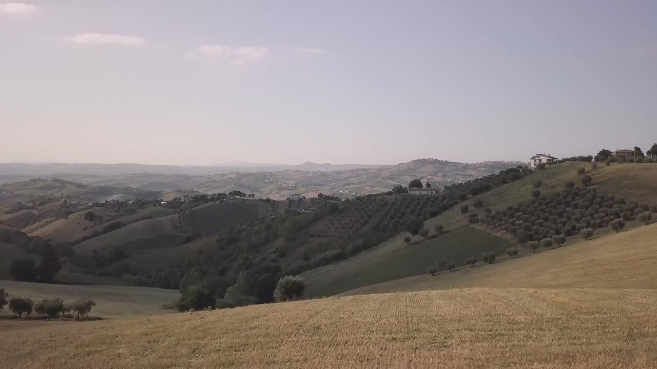 Decollo di un drone 4K da balle di fieno dopo il raccolto