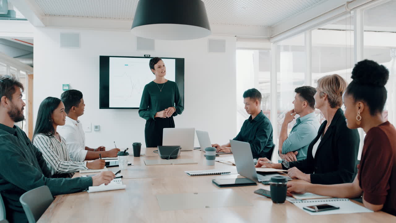팀 회의 에서 사업가 들 과 매니저 들
