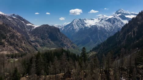 Luftaufnahme-Des-Dolly-Nach-Vorne,-Die-Ein-Tiefes-Tal-Am-Tal-Enthüllt