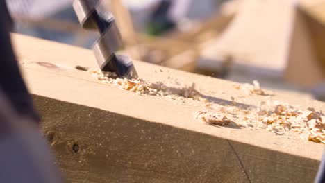 perforar un agujero en una viga de madera