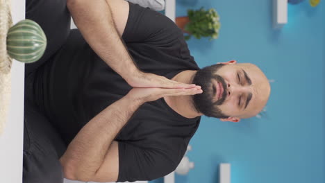 video vertical de un hombre cristiano orando.