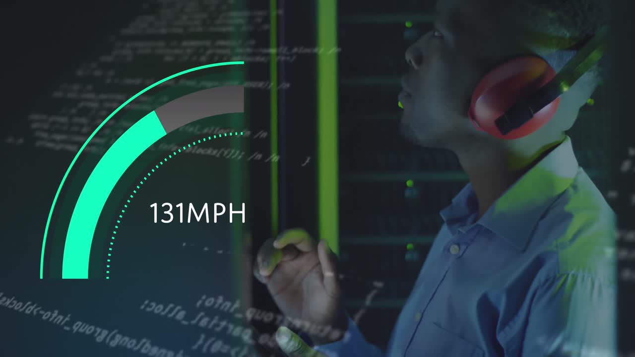 animación del indicador de velocidad y procesamiento de datos sobre un ingeniero informático afroamericano