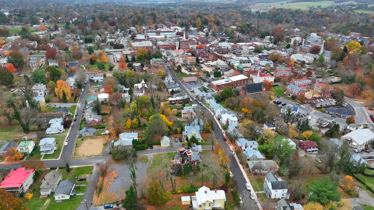 Højt luftfoto over Lexington, Virginia om efteråret