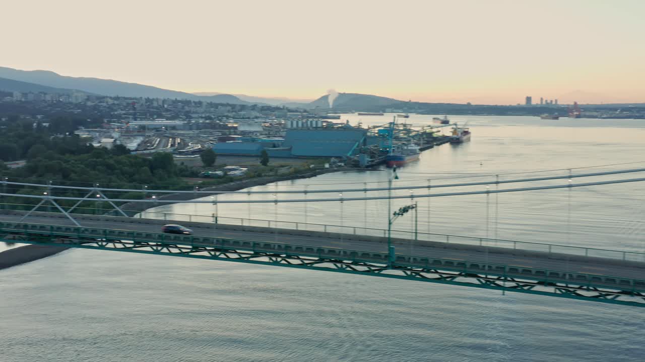 캐나다 밴쿠버에 있는 라이온스 게이트 브리지의 드론 패닝 샷 - 팬 샷