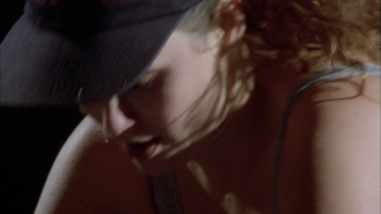 고정식 자전거에서 운동하는 여성