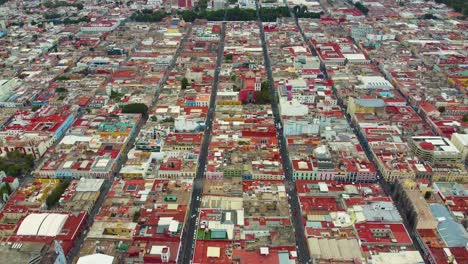 Atemberaubende-Luftaufnahmen-Von-Cholula,-Puebla,-Aufgenommen-Mit-Einer-Drohne