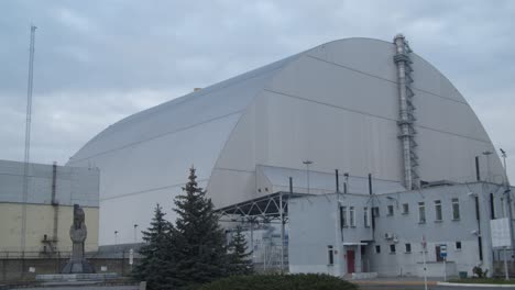 El-Nuevo-Confinamiento-Seguro-En-La-Planta-De-Energía-Nuclear-De-Chernobyl-En-Su-Posición-Final-Cerca-De-Pripyat,-Ucrania---Plano-Completo