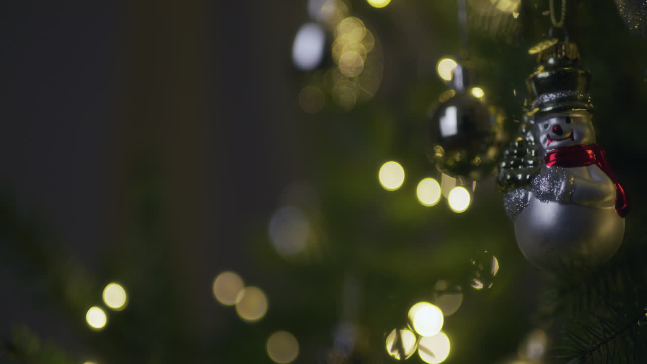 detalles de adornos brillantes en un árbol de navidad