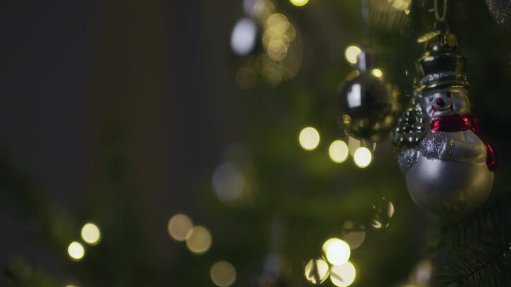 детали блестящих украшений на рождественской елке