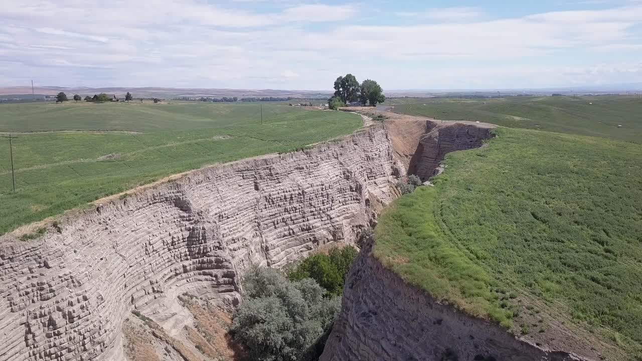 vista aérea de tierras de cultivo fértiles interrumpidas por un barranco profundamente erosionado