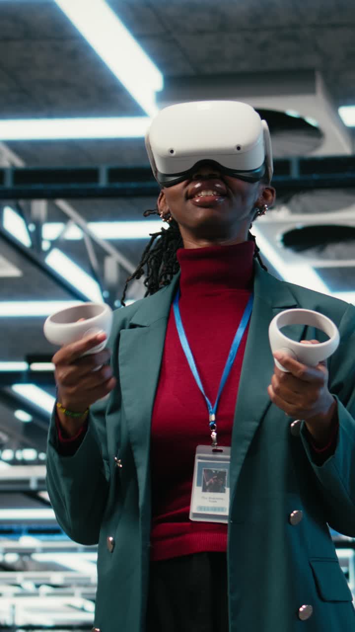 Video verticale visore VR, simulazione AR e amministratore di sistema in data center.