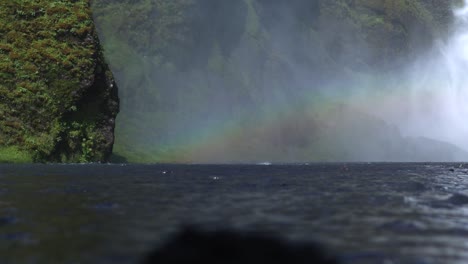 hermoso arco iris en la cascada de skógafoss en islandia, 4k