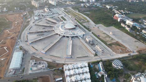 Toma-Aérea-De-Un-Dron-De-La-Nueva-Estación-De-Autobuses-Construida-Como-Sol-Desde-La-Vista-Superior