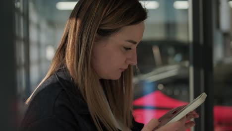 gerente de servicio de automóviles caminando por la oficina