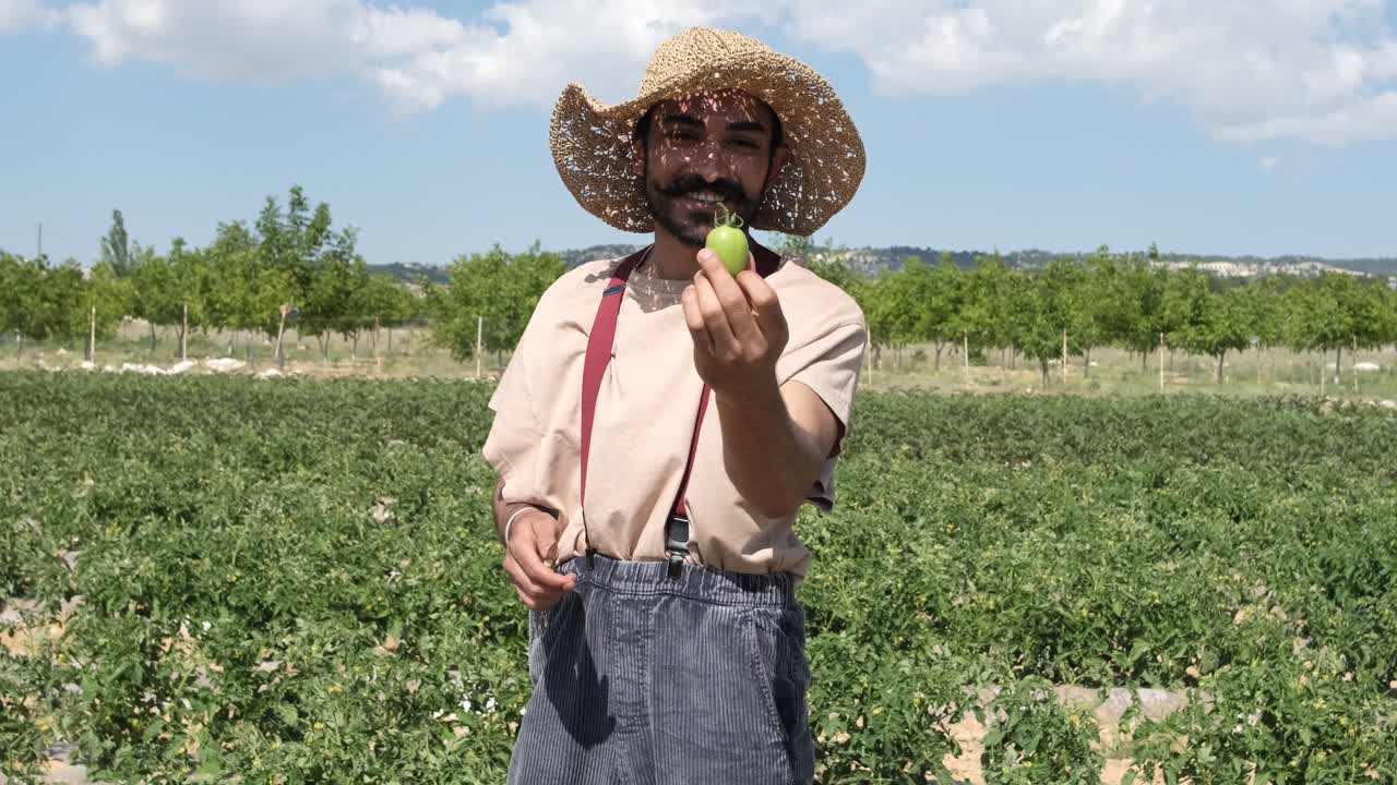 Contadino che mostra un ortaggio