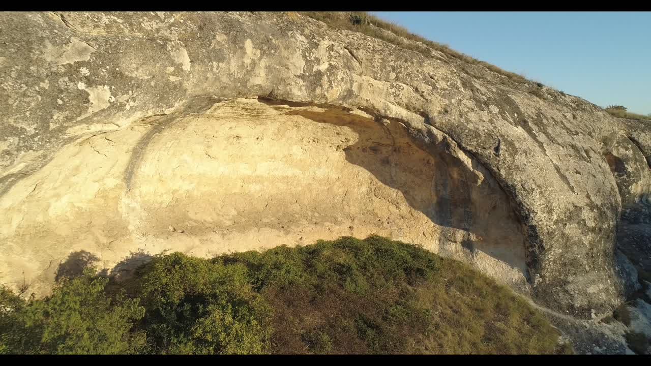 cueva en una montaña