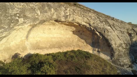 höhle in einem berg