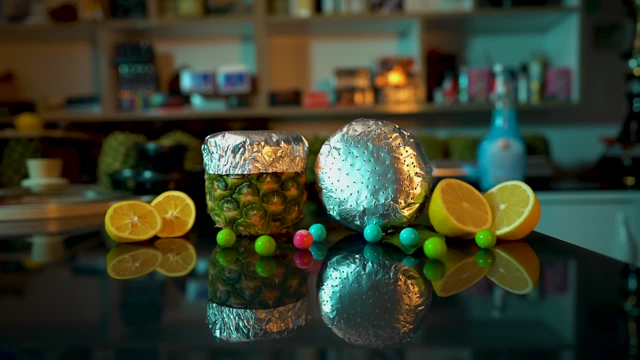 poner el tazón de narguile de piña en la mesa con fruta y chicle redondo en cámara lenta - 120 fps tiro completo