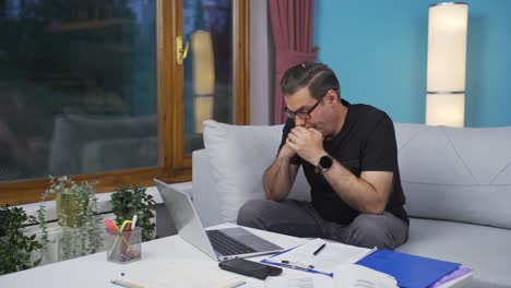 trabajador de oficina en casa que se queda dormido.