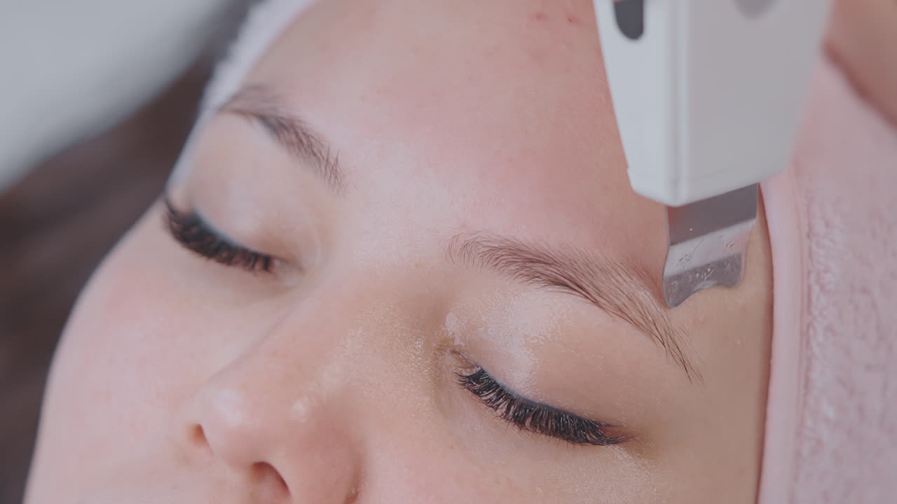 mujer que recibe tratamiento facial