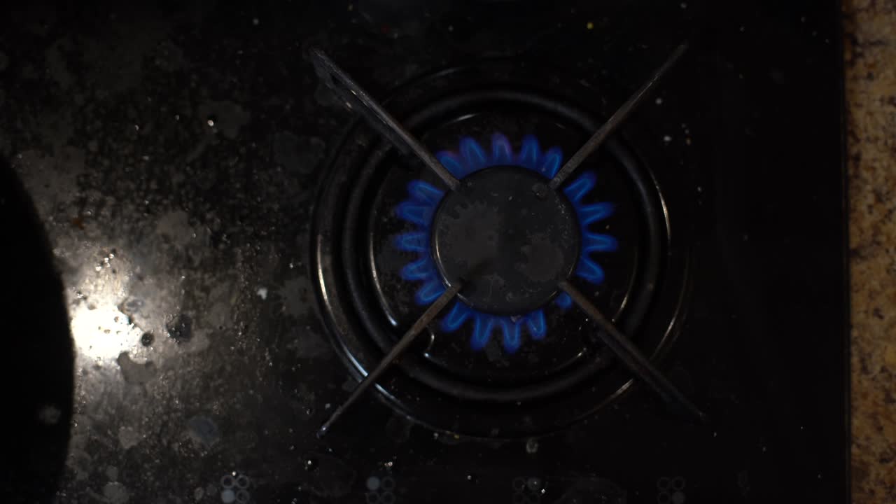 가정용 주방 스토브  ⁇ 에서 파란색 불의 클로즈업  ⁇ . 프로판 가스의 불꽃을 태우는 가스  ⁇ . 산업 자원 및 경제 개념