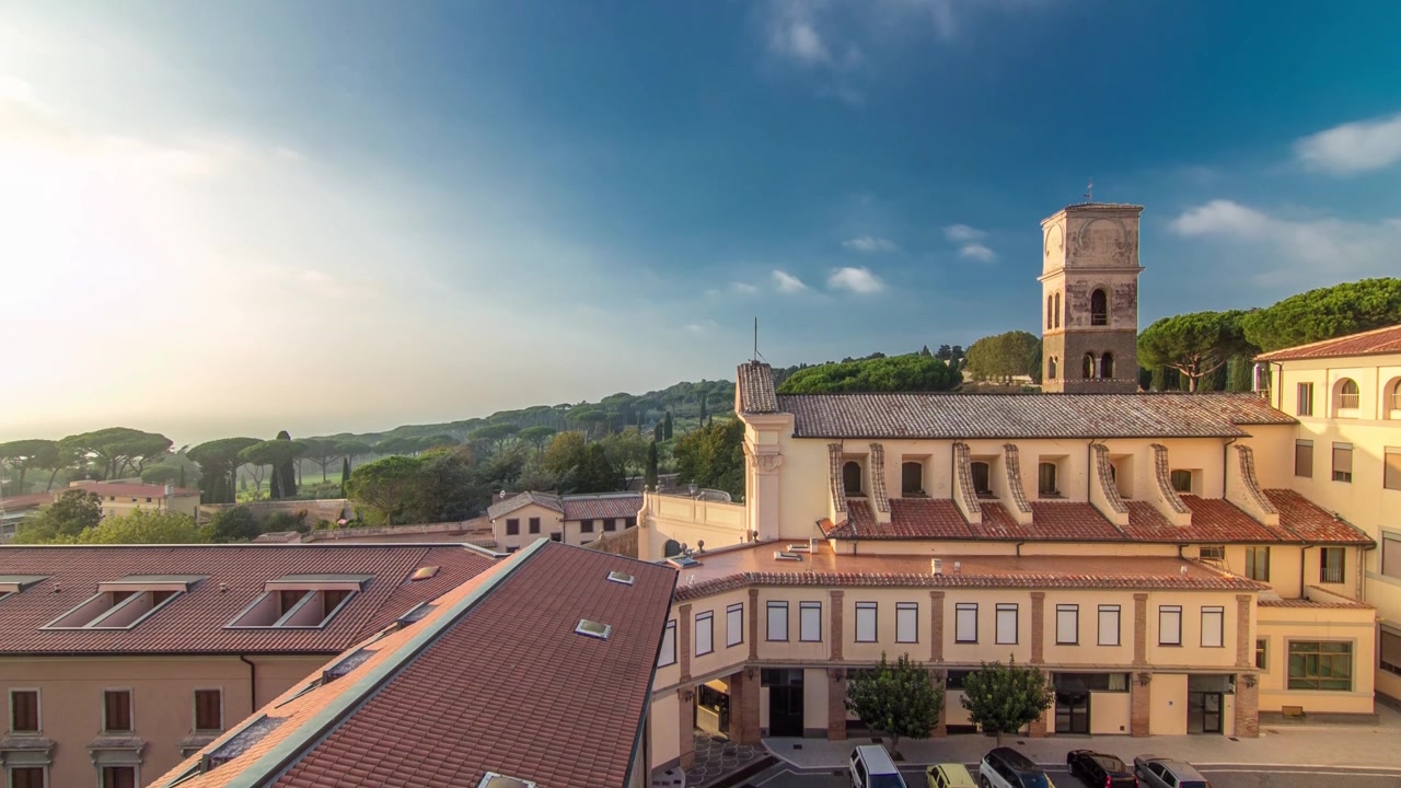 Chiesa dei Cappuccini di Albano Laziale illuminata dal sole timelapse in una giornata estiva. Veduta aerea dall'alto prima del tramonto