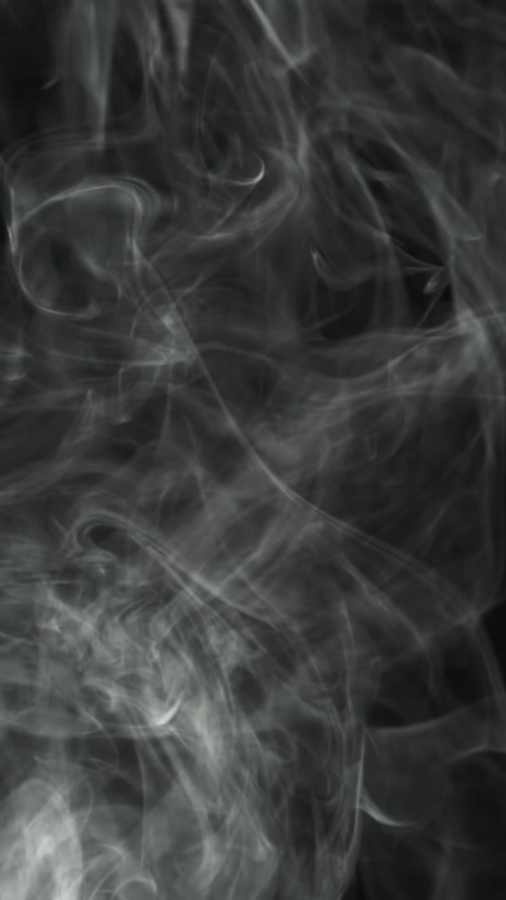 Fumo bianco etereo che turbina su sfondo nero