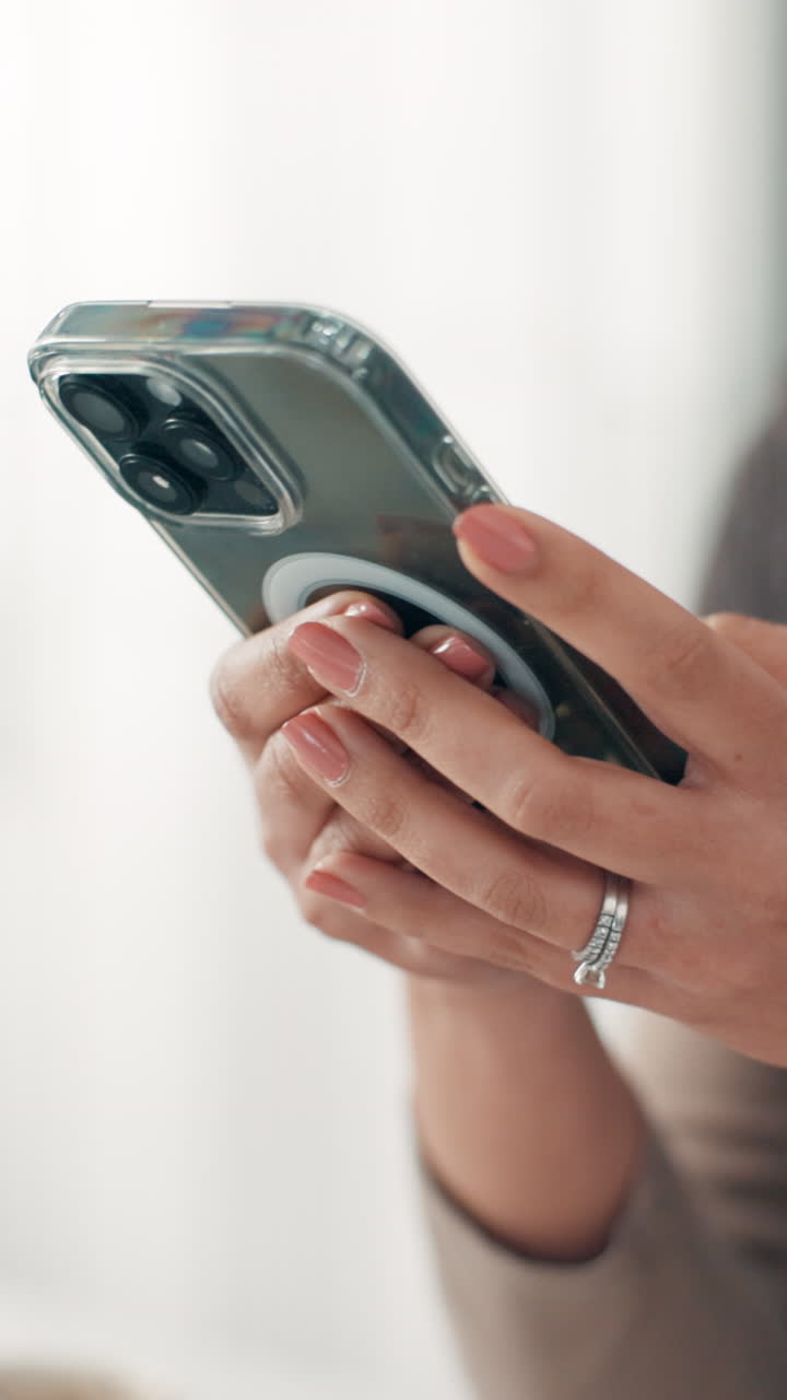 Primo piano di mani che tengono e utilizzano uno smartphone