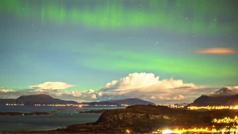 5K-Zeitrafferaufnahme-Der-Wunderschönen-Beleuchtung-Der-Stadt-Alesund-Und-Der-Nordlichter-Am-Blauen-Himmel-–-Wolken-Ziehen-über-Bergen-Im-Hintergrund