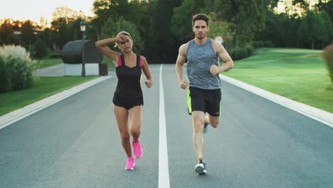 una pareja deportiva corre juntos en el parque. jóvenes corriendo juntos.