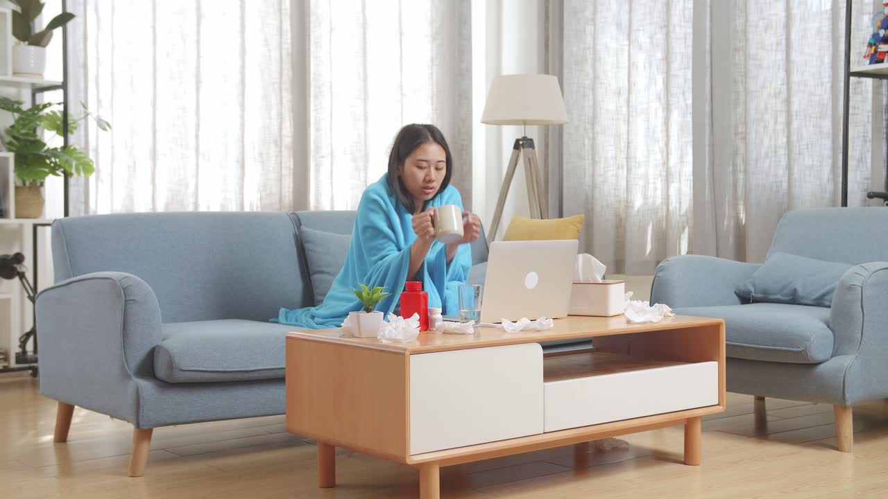 집에 있는 아픈 여자