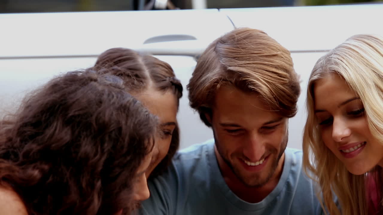 자연을 즐기고 사진을 찍는 친구들