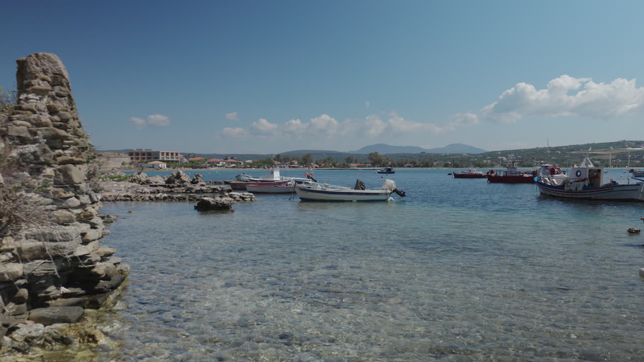 pequeño puerto con barcos en grecia