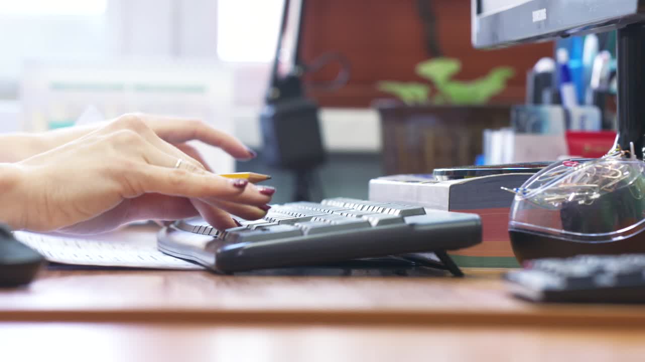 mujer escribiendo en un teclado