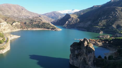 depósito de agua de sierra nevada canales y pico de la montaña blanca en andalucía, españa