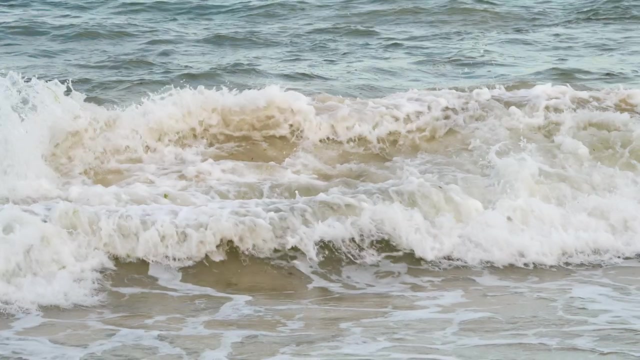 Ondas do oceano em câmera lenta rolando em uma praia em Dar es Salaam, Tanzânia, criando uma cena costeira tropical pacífica
